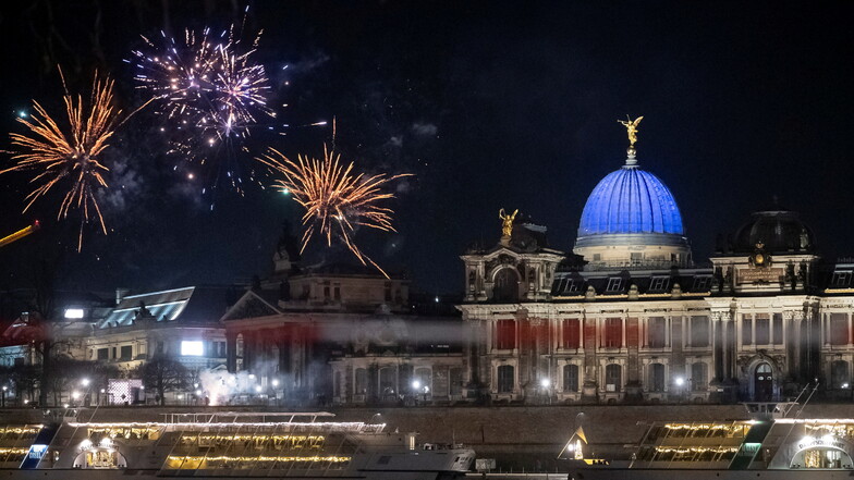 Dresden hat das neue Jahr 2024 mit einem bunten Feuerwerk begrüßt.