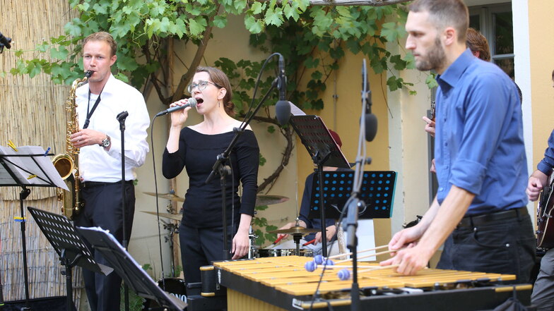 Bei der Fête de la Musique in Kamenz war das Klangkombinat Vibraton mit Coverversionen und Swing im Hof des Museums der Westlausitz zu erleben.