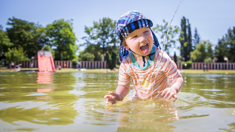 Die zweijährige Antonia genießt die Abkühlung im Naturbad Mockritz – so wie Tausende andere Besucher.