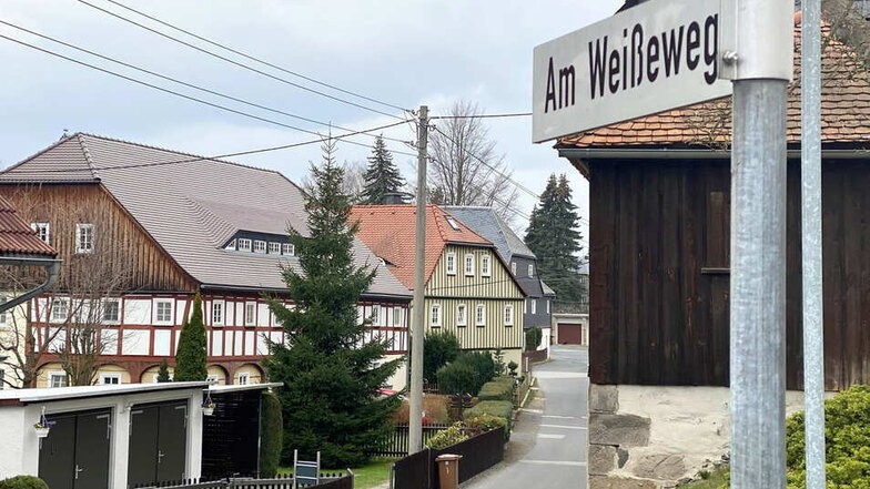 Am Weißeweg in Seifhennersdorf fiel bei der Ostereiersuche ein Kind in einen Brunnen.