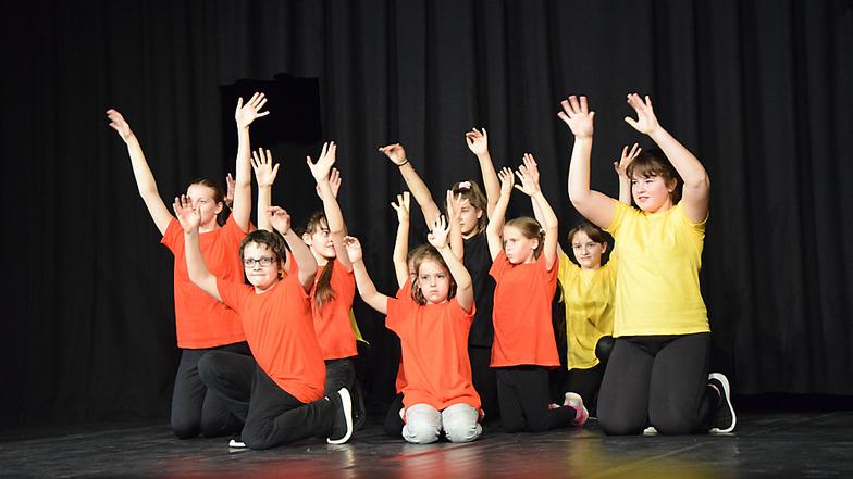 Die Kinder zeigen vor ihren Eltern das Tanztheaterstück, das sie gemeinsam erarbeitet haben.
Die Premiere fand in der Zeit vor der Verschärfung der Corona-Regeln und der Schließung der Kulturstätten statt.