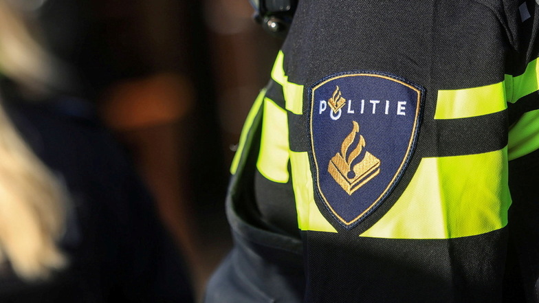 Als niederländische Polizisten ein Fahrschulauto kontrollieren wollten, raste der Fahrlehere mit seiner Schülerin auf dem Beifahrersitz davon.