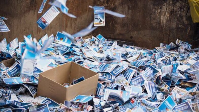 Die Flyer der AfD landeten statt in Briefkästen in einem Container.