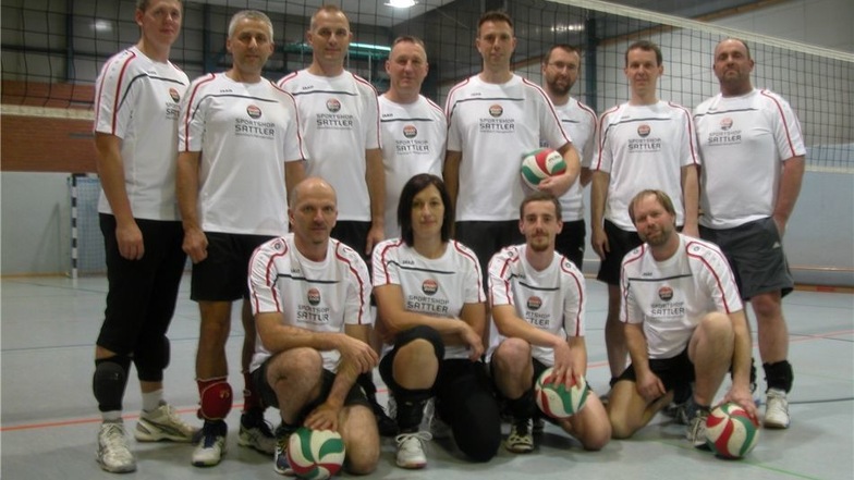 Das Mannschaftsfoto der Volleyballer mit den neuen Trikots.