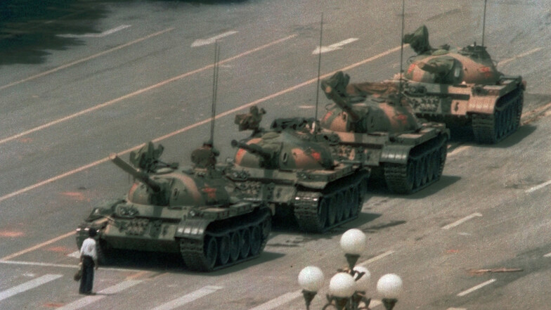 Dieses Foto vom Tiananmen-Platz ging um die Welt: Ein chinesischer Mann stellt sich auf dem Platz des Himmlischen Friedens einem Konvoi von Panzern entgegen.