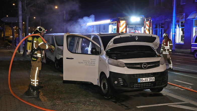 Dieser im Stadtteil Leipziger Vorstadt in Dresden geparkte Vonovia-Opel brannte in der Nacht zum Montag.