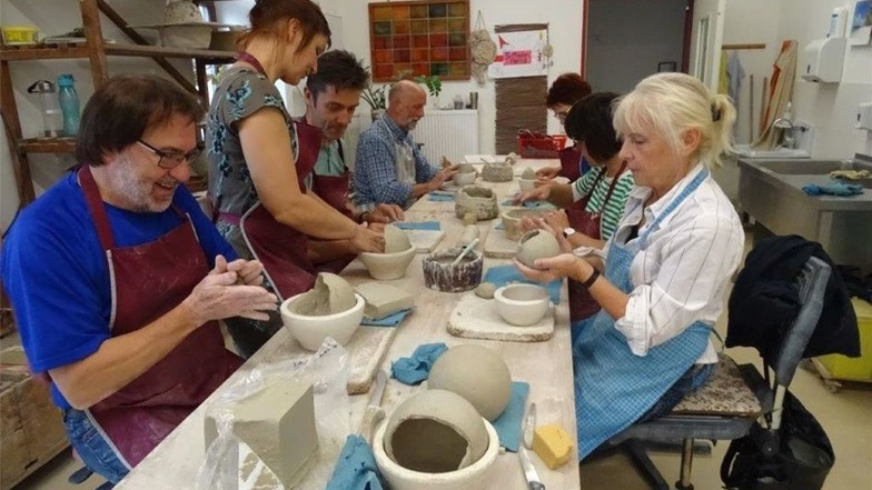 In der Keramikabteilung war Maria Barthel die Anleiterin für die rotarischen Freunde aus Kamenz und Umgebung. Es entstanden interessante Teelicht-Lampen, die am 1. Advent angeboten werden.