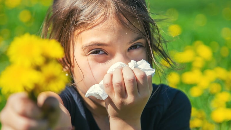 Kribbelt es in Nase und Rachen und brennen die Augen? Etwa jedes fünfte Kind entwickelt eine allergische Erkrankung.