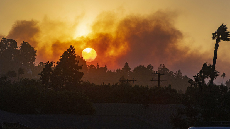 Kilometer südöstlich von Los Angeles aufgeschreckt. Das sogenannte Silverado-Feuer nahe Irvine im Bezirk Orange County wurde am Montag von heftigen Winden ausgebreitet.