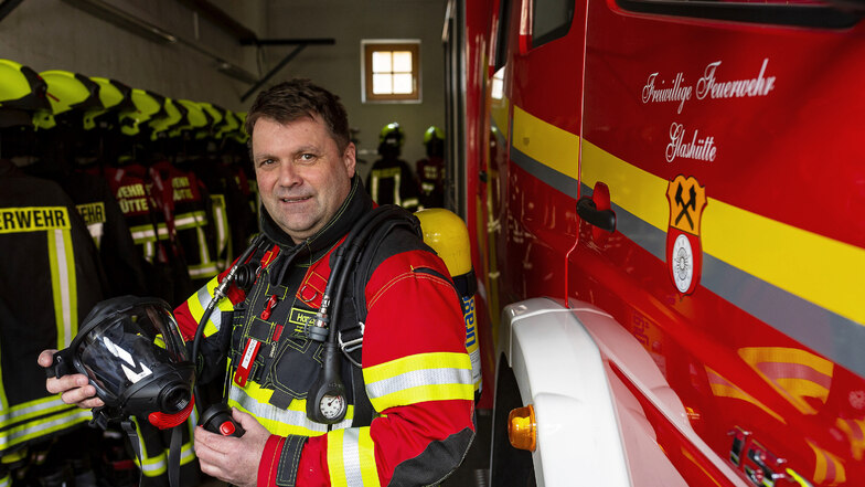 Glashüttes Stadtwehrleiter Veith Hanzsch zeigt die neue Atemschutz-Ausrüstung der Freiwilligen Feuerwehr Glashütte.
