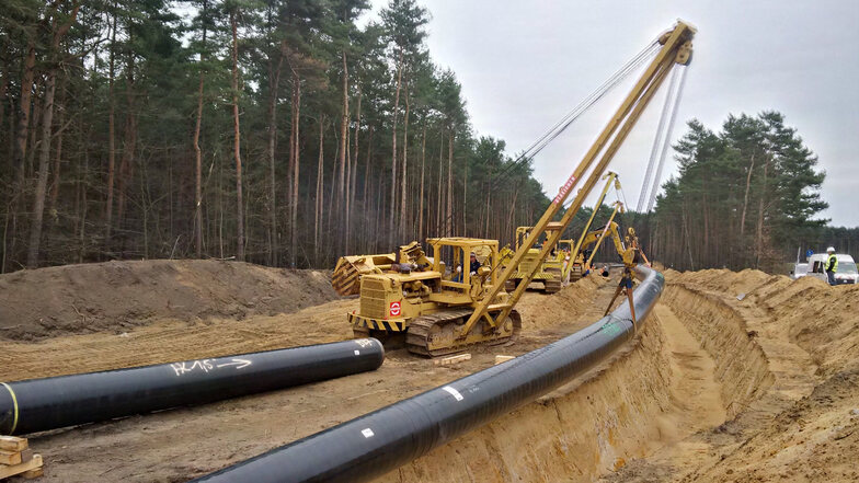 So sieht es aus, wenn Ontras eine Ferngasleitung erneuern lässt. Hier wird in der Lausitz gerade ein Rohr in den Rohrgraben abgesenkt.