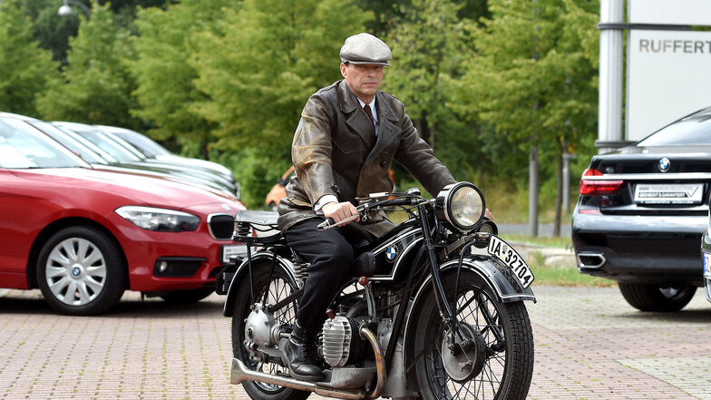 Peter Eifler in Filmklamotte auf seinem historischen BMW-Motorrad.