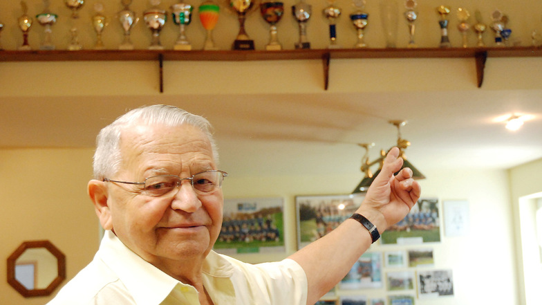 Herbert Schrenk ist tot. Der langjährige Vereinschef des SV Deutschenbora wurde 93 Jahre.