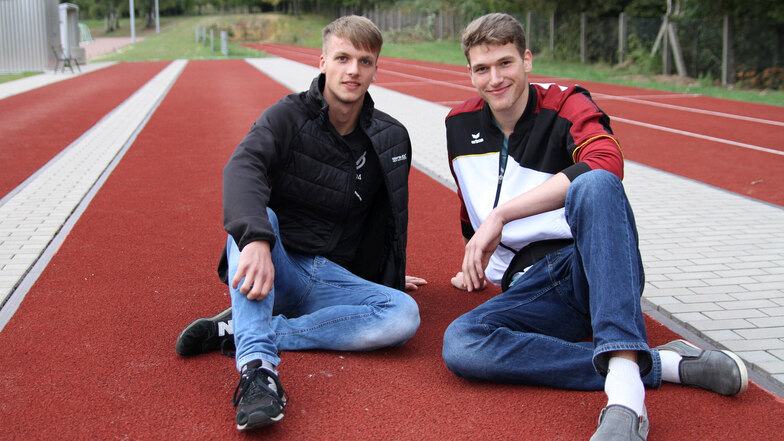 Paul Schlenker (links) und Florian Schmidt sitzen auf der Sprintbahn im Stadion Wiesenstraße. Der LSV 99 Hartha kämpft darum, dass im Stadion Wiesenstraße eine 400-Meter-Bahn aus Tartan angelegt wird.