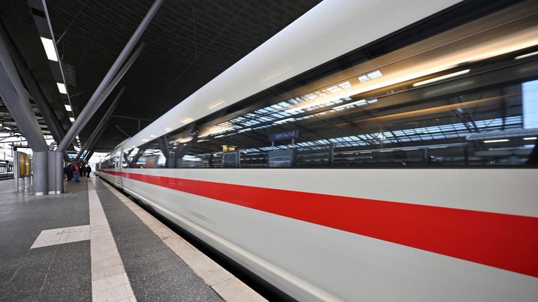 Ein ICE fährt am Mittwoch in den Erfurter Hauptbahnhof ein: Der Streik der Lokführer ist beendet.
