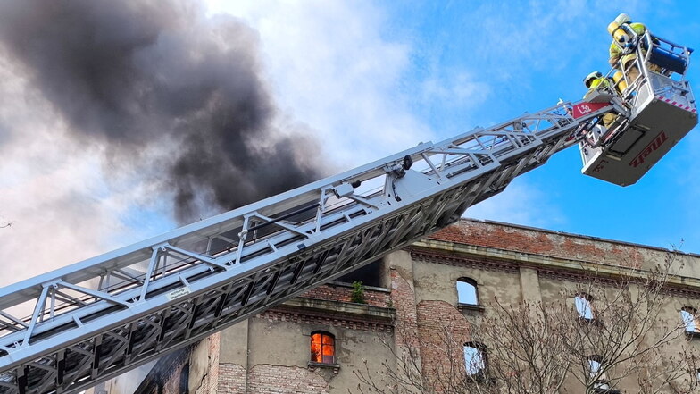 Großbrand in Industriebrache in Dresden: Teile des Gebäudes könnten abgerissen werden