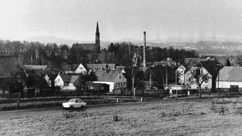 Blick auf das Olbersdorfer Niederdorf mit der Kirche. Die Kirche wurde 1984 wegen des Kohleabbaus gesprengt, der Friedhof an seinen jetzigen Standort verlegt.