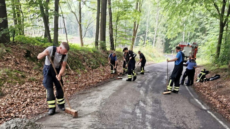 Die Kameraden der Feuerwehr Geringswalde reinigen die Straße zwischen Geringswalde und Langenau.