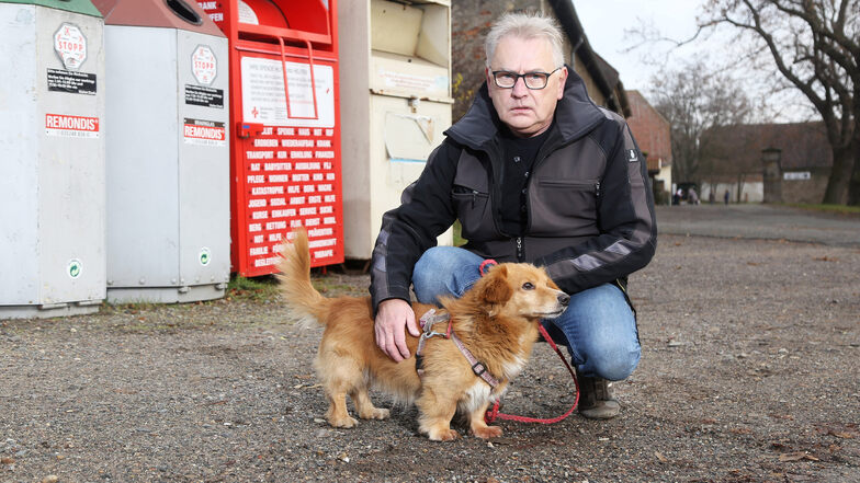 Tierheimleiter Uwe Brestel zeigt die Stelle, an der dieser kleine Hund angeleint wurde. Wollte sich der Halter nur die 100 Euro für die Übernahme sparen?