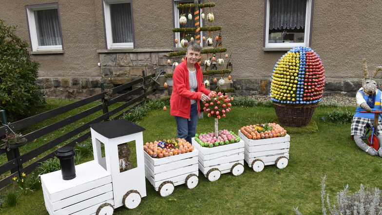 Freitalerin Heidi Rudolph verwandelt ihren Garten jährlich in einen Hingucker. Neu ist die selbstgebaute Dampflok mit Osterschmuck.