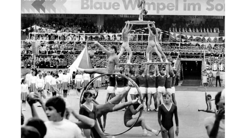 Nicht nur Weltklasse-Sport fand im Heinz-Steyer-Stadion statt. Das VII. Pioniertreffen wurde im Sommer 1982 in Dresden ausgetragen. Und die Pioniere begeisterten mir ihrer Revue „Blaue Wimpel im Sommerwind“ Tausende Besucher.