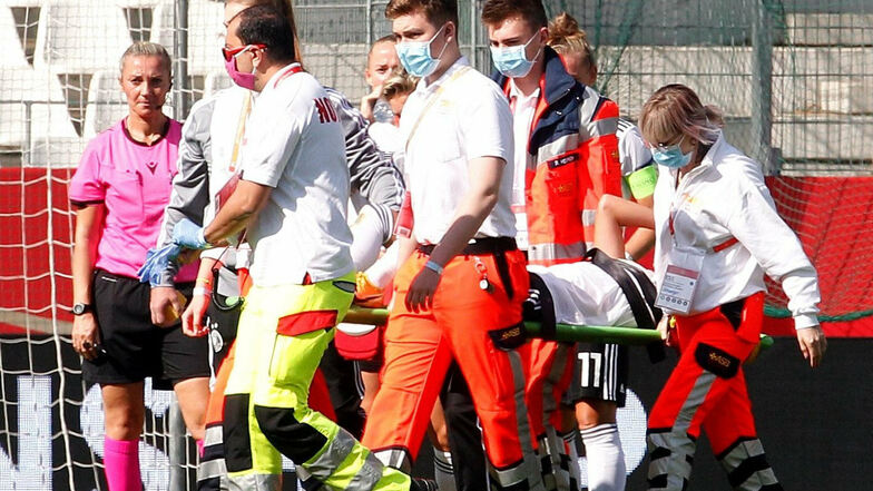 Die Deutsche Spielerin Giulia Gwinn wird verletzt vom Platz getragen.