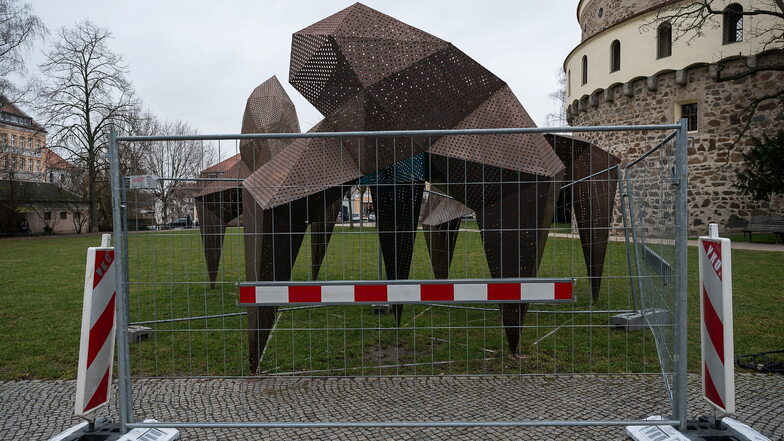 Das rostende Kunstwerk "Herde" auf dem  Görlitzer Theatervorplatz.