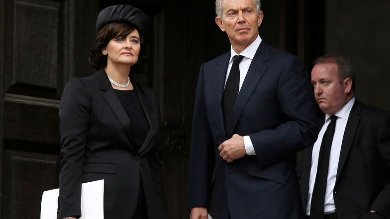 Der ehemalige britische Premierminister Tony Blair (rechts) und seine Frau Cherie Blair (links) haben beim Kauf einer Londoner Immobilie Hunderttausende Pfund an Steuern eingespart.