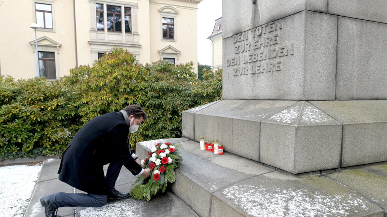 Zittaus Oberbürgermeister Thomas Zenker legte vor zwei Jahren am Mahnmal am Klieneberger Platz Blumen nieder.