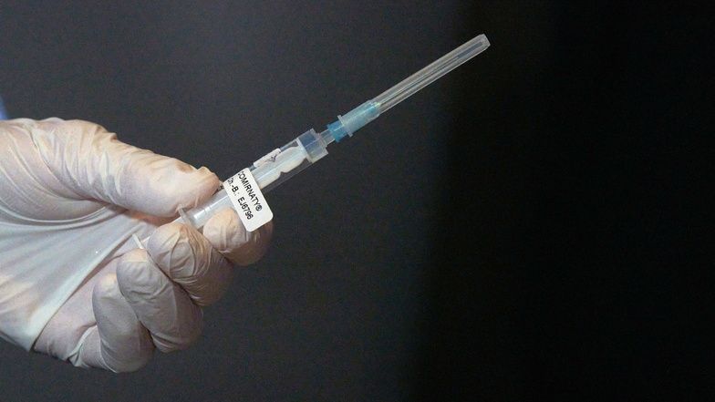 Nachdem Bundesgesundheitsminister Jens Spahn (CDU) bekannt gegeben hatte, dass spätestens ab April niedergelassene Ärzte impfen dürfen, fragen viele Arztpraxen in Sachsen beim DRK, wo sie Impfdosen erhalten können.