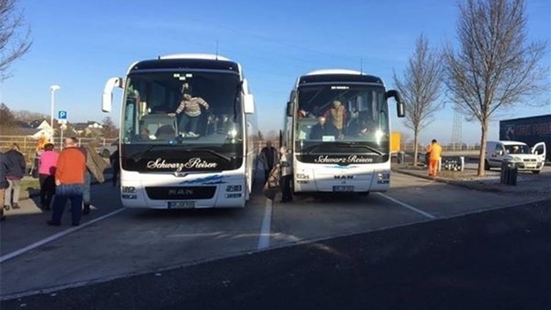 Mit zwei Bussen am Neckar  Ein Bus reicht mitunter nicht für alle Reisenden, wenn es beispielsweise am Neckar bis zur holländischen Grenze geht.