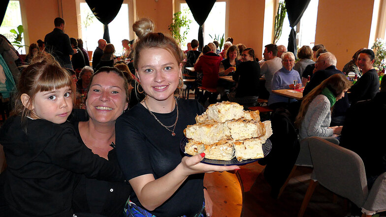 Kati Voigt und Wanda werden beim Muttertagsbrunch im Café Courage von Anja Fischer bedient.