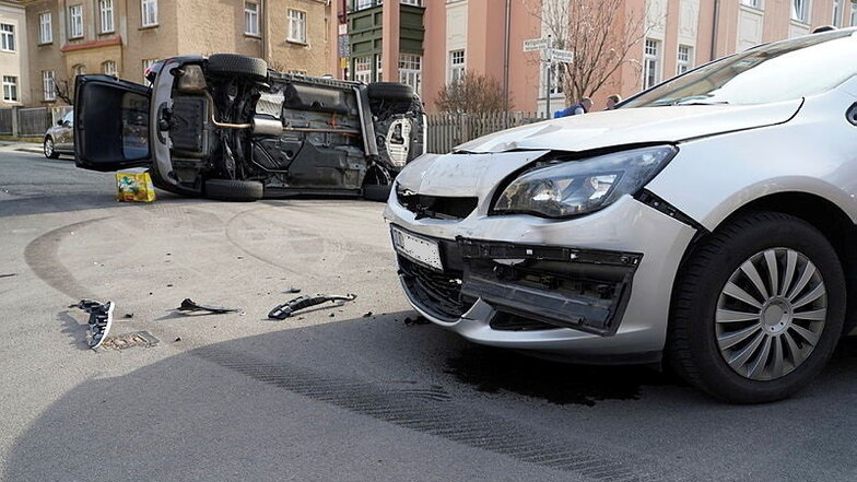 Bei dem Unfall im Bautzener Villen-Viertel entstanden schätzungsweise insgesamt 20.000 Euro Schaden an den den beiden beteiligten Autos.