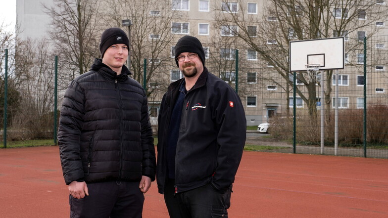 Florian Hering (links) und Rocco Gadenne stehen auf dem Sportplatz an der Schlesischen Straße in Görlitz-Königshufen. Zusammen mit anderen Freiwilligen betreuen sie seit Kurzem den Platz.