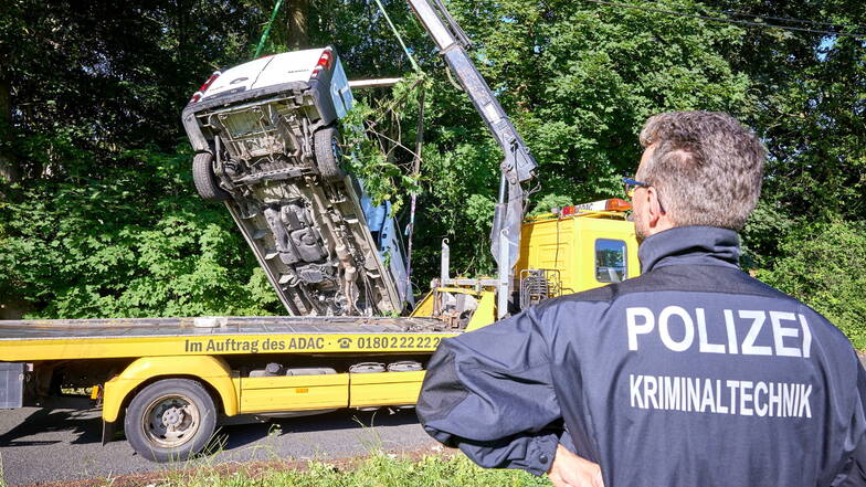 Jetzt ein Fall für die Spezialeinheit: Am 29. Juni rast dieser Kleinbus, vollgestopft mit Migranten, in einen Wald nahe Pirna.