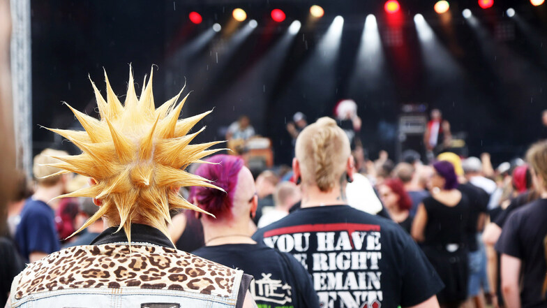 Ein bunt gemischtes Publikum – darunter auch etliche mit eigenwilligen Frisuren – hatte sich am Wochenende beim Punkrock-Festival in Glaubitz eingefunden. Davon profitiert auch jedes Jahr das Waldbad.