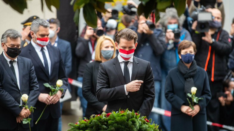 Sebastian Kurz (ÖVP,M), Bundeskanzler von Österreich, bei der Kranzniederlegung am Tatort nach dem Terroranschlag in Wien