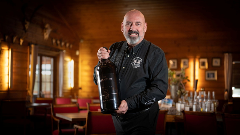 Gastronom Kali Schneider in seinem Wirtshaus Zweite Heimat in Ullersdorf. Hochwertige, aber bezahlbare Weine sind dem Gastronomen wichtig.