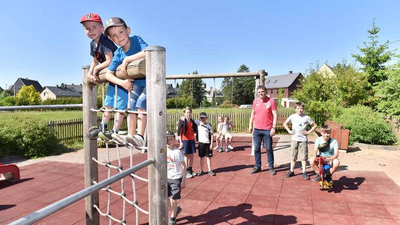 Der Spielplatz in Johnsbach hat eine Federwippe und neue Fallschutzmatten bekommen. Die Arbeiten dazu wurden rechtzeitig zum Kindertag fertig. Den feierte Ortsvorsteher Steffen Barthel (Mitte) und der Heimatverein mit den Kindern zusammen.