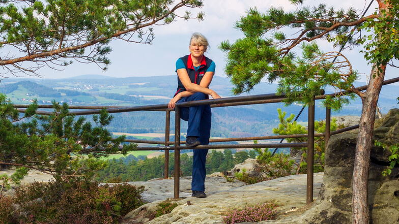 "Der Malerweg spielt in der obersten Liga mit." Yvonne Brückner vom Tourismusverband Sächsische Schweiz auf ihrem "Hausberg", dem Papststein bei Gohrisch.