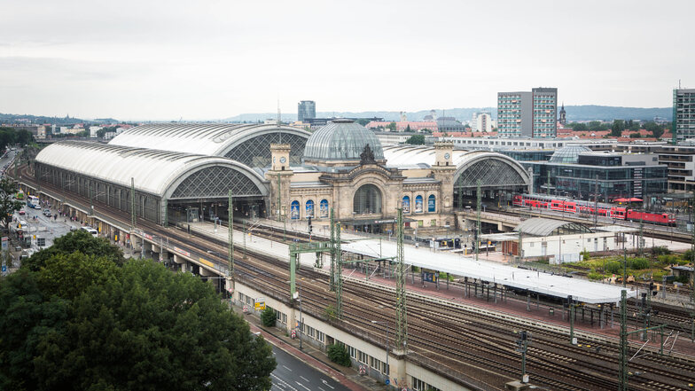 Die Polizei sucht Zeugen, die im Dresdner Hauptbahnhof einen Messerangriff beobachtet haben.