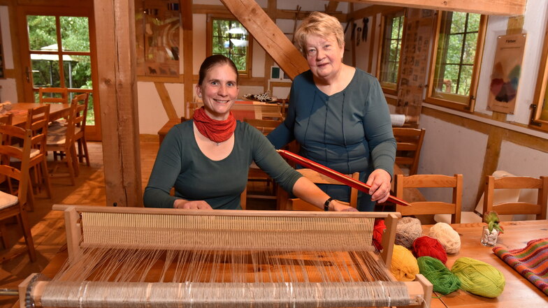 Manja und Karin (re.) Drutschmann verarbeiten hier am Tischwebstuhl Wolle von ihren eigenen Schafen. Das Umweltministerium hat dieses Engagement mit einem Preis gewürdigt.