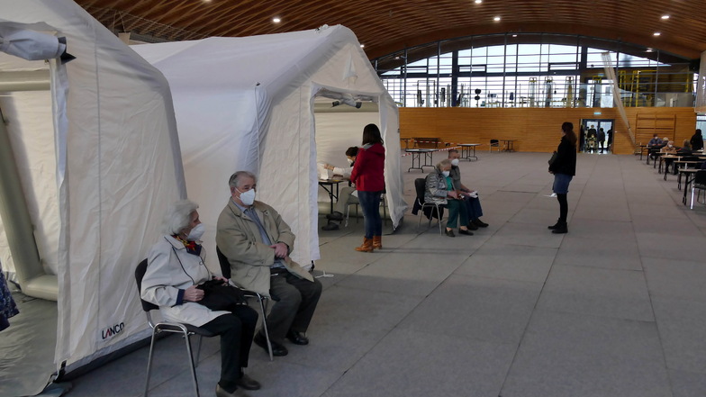 Zwei große Zelte stehen derzeit in der Colditzer Sporthalle. In dem provisorischen Impfzentrum will die Stadt den Wettkampf mit dem Virus gewinnen.