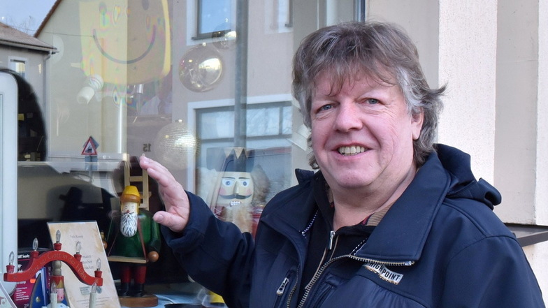 Uwe Göhlert steht hier am Schaufenster seines Geschäfts, in dem er Produktwerbung und Kultur miteinander verbindet. Zur Weihnachtszeit zeigte er Volkskunst aus Beständen des Lohgerbermuseums.