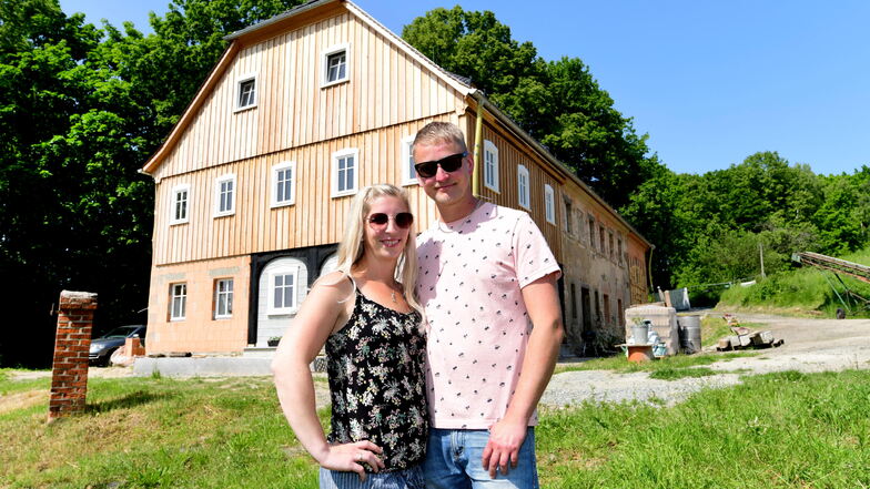 Max und Anne Kühnel bauten sich ein leerstehendes Umgebindehaus in Oderwitz aus.