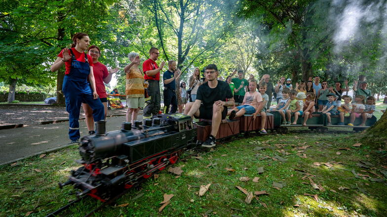 Die Miniaturdampflok war die Attraktion beim XXL-Kinderfest im Harthaer Stadtpark.