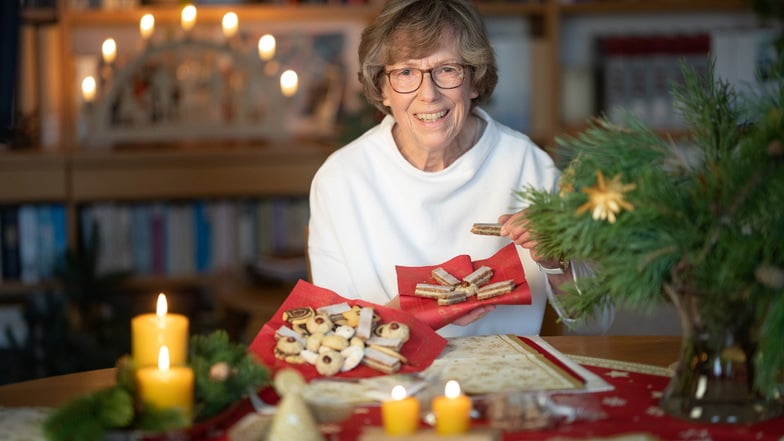 Weihnachtlich ist die Stube von Renate Zschech. Die Dresdnerin hat Geschichte und Rezept ihrer Helenenschnitten beigesteuert.