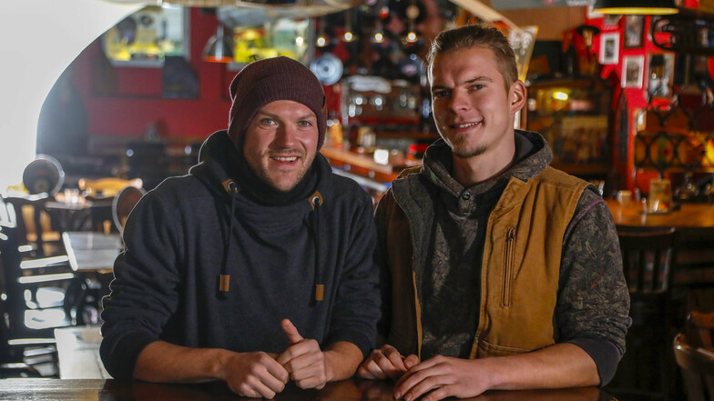 Julian Dutschke (links) und Christoph Gerlach haben das "Vinyl" vorsorglich geschlossen, nachdem mehrere Corona-Fälle nach einer Party bekannt wurden.