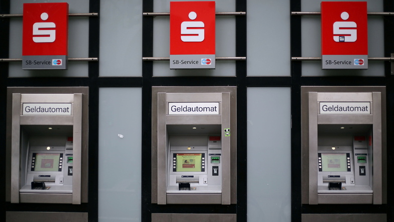 Die Zahl der Bankfilialen in Sachsen geht zurück – und auch Geldautomaten gibt es weniger.