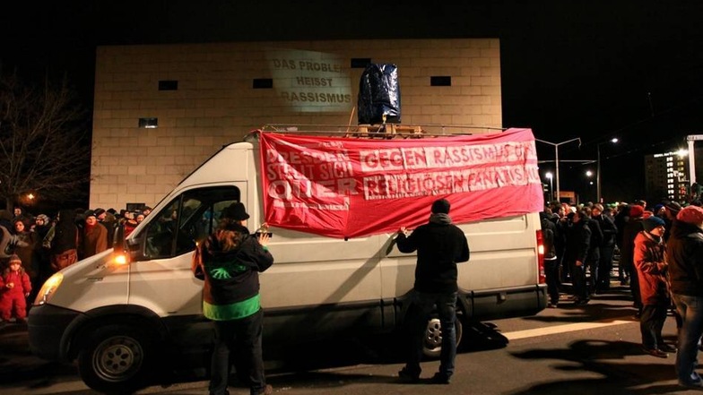 Ein Banner gegen Rassismus am Lautsprecherwagen des Bündnisses "Dresden Nazifrei".